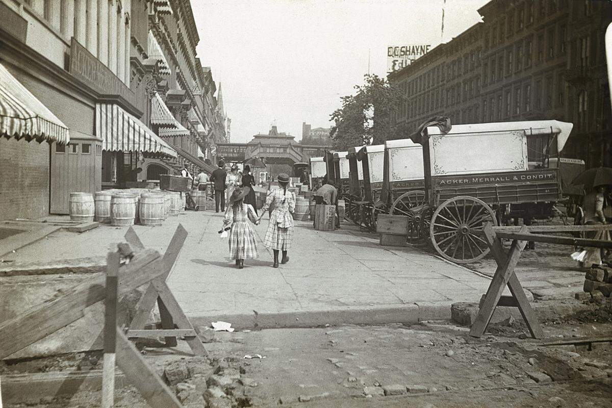 Auf Aufnahmen reichen bis in die Mitte des 19. Jahrhunderts zurück. Ein Blick auf die 42nd Street im Jahr 1890.