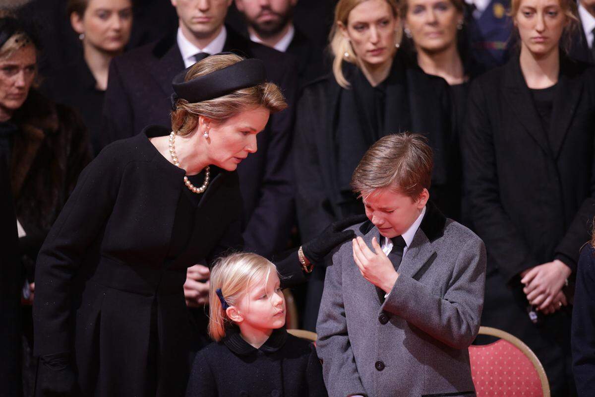 Fabiola, uneitel und dennoch unübersehbar, blieb die wohl beliebteste Monarchin, die das kleine Land je hatte. Am 5. Dezember starb sie im Alter von 86 Jahren.Im Bild: Königin Mathilde mit ihren Kindern Prinzessin Eleonore und Prinz Gabriel.