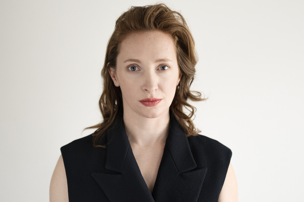 Stephanie Cumming trägt ein Kleid von Christian Dior