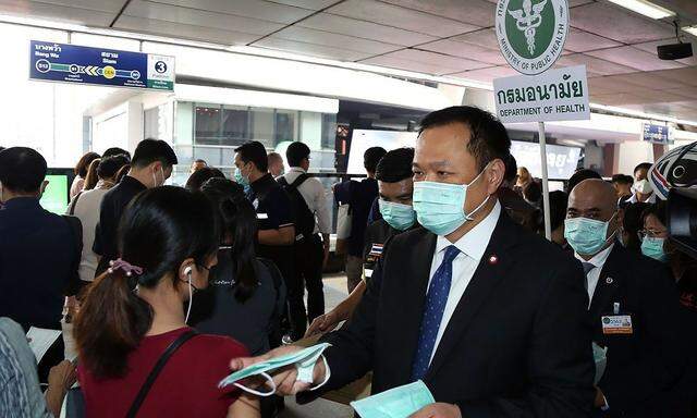 Gesunheitsminister Anutin verteilte in Bangkok höchstpersönlich Schutzmasken und war von der Reaktion mancher Touristen irritiert.