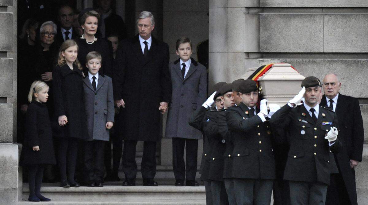 Als sie damals umgeben von Hunderttausenden Belgiern in einem weißen Trauerkleid dem Sarg folgte, wurde sie protokollarisch von der "Königin der Belgier" zur "Königin von Belgien".