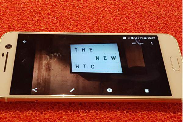 Bei ersten Gehversuchen mit dem HTC 10 konnte man bereits erahnen, dass beide Kameras gute Bilder liefern. Auch die Frontkamera, die erstmals mit einem optischen Bildstabilisator ausgestattet ist, macht neugierig. Im Praxistest wird sich zeigen, unter welchen Lichtbedingungen die Kameras vielleicht ins Stocken geraten.