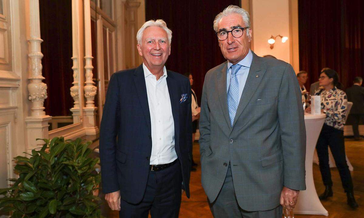 KEBA-Vorstandsvorsitzender Gerhard Luftensteiner (l.) mit Hödlmayr-Aufsichtsratsvorsitzender Johannes Hödlmayr.