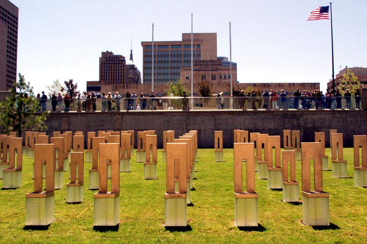 Heute befindet sich an der Stelle des ehemaligen Bundesgebäudes das Oklahoma City National Memorial. Die Gedenkstätte besteht aus zwei stilisierten Toren, die die Uhrzeiten "9:01" und "9:03" tragen. Auf einem Rasen stehen 168 Stühle, je einer für jedes Todesopfer.