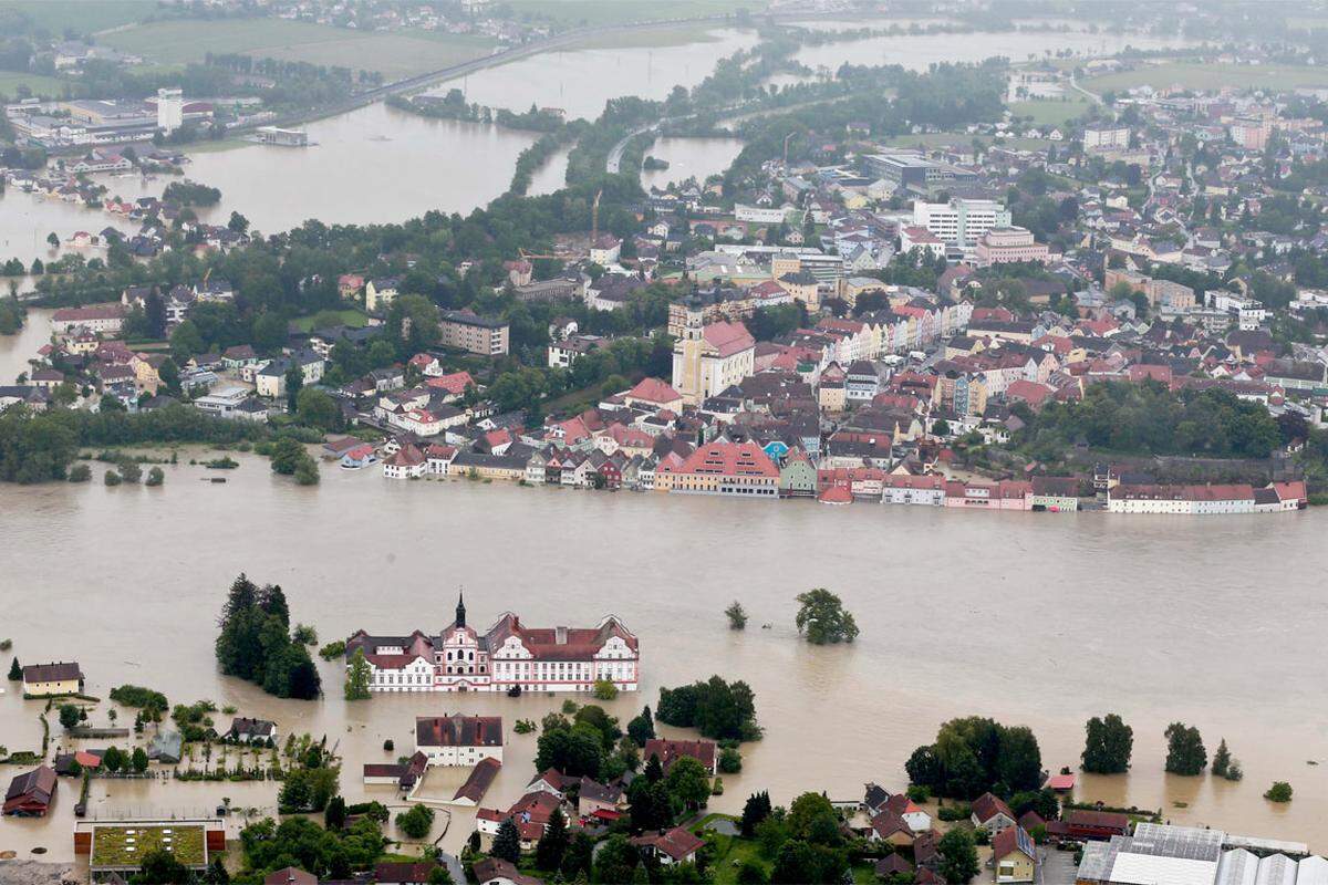 Wie eine versunkene Stadt: Schärding in Oberösterreich, der Inn trat weit über die Ufer. Der Pegel fiel erst in der Nacht auf Dienstag, Aufräumarbeiten konnten beginnen. >>Bilder von den Aufräumarbeiten