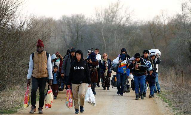 Migranten auf dem Weg zur griechischen Grenze am Fluss Evros