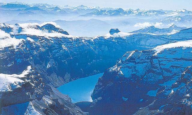 Der Muttsee in den Glarner Alpen auf knapp 2500 Metern Seehöhe. Die Staumauer hat den Wasserspiegel um 28 Meter angehoben. 