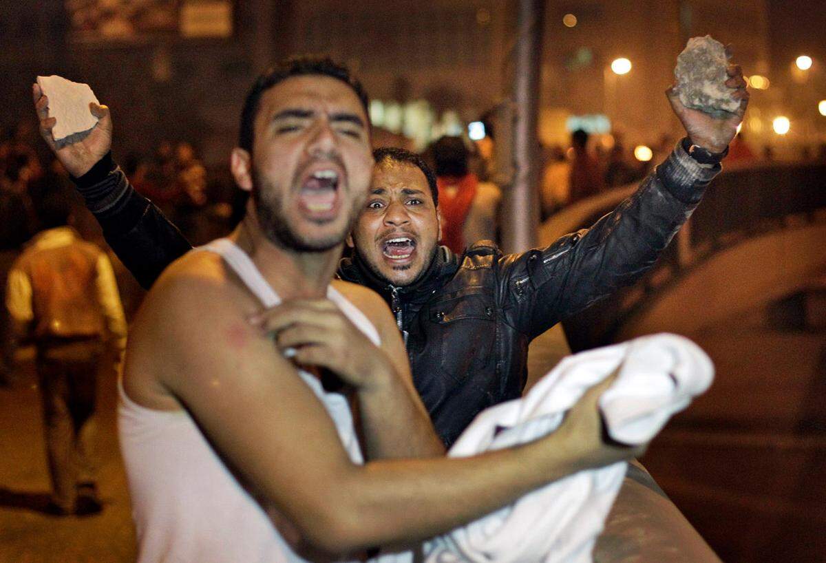 Als am ersten Tag der Proteste die mit ägyptischen und tunesischen Flaggen ausgestatteten Menschen auf dem Tahrir-Platz in Kairo zusammen kommen, ändern die Sicherheitskräfte ihre Taktik und die Situation eskaliert.
