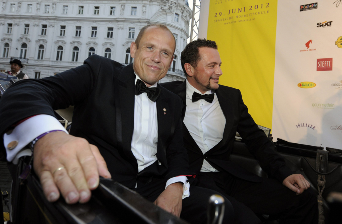 Wie bereits in den vergangenen Jahren wurde in der Winterreitschule und der Stallburg ausgiebig gefeiert: Für die Eröffnung des Sommerballs wurde extra umdekoriert. Diesmal wurde der Blumenschmuck größtenteils durch Fahnen, Fackeln und goldene Olympia-Ringe ersetzt. Als Farben dominierten heuer Gelb und Violett in allen Räumlichkeiten.Life Ball Organisator Gerry Keszler war ebenfalls mit von der Partie und fuhr in der Kutsche vor.