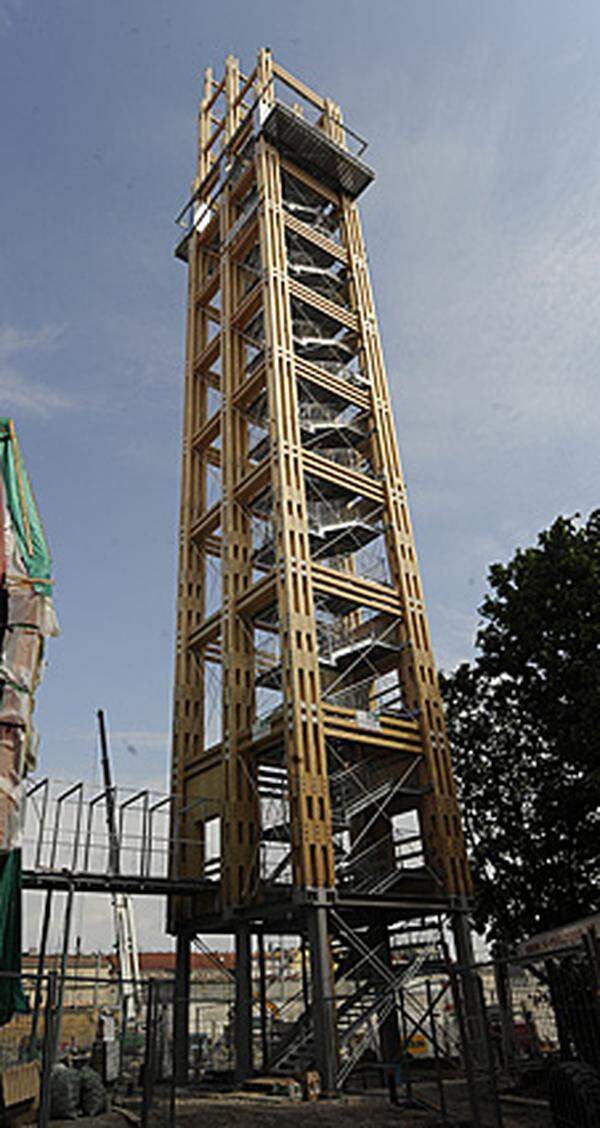 Highlight der Anlage ist ein 66,72 Meter hohe Aussichtsturm mit einer Plattform. Dabei handelt es sich um den höchsten begehbaren Holzturm Europas.