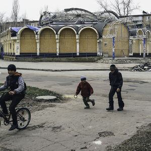 Kinderspiel zwischen Ruinen: Der Stadtbezirk Oktjabrskij nahe dem völlig zerstörten Donezker Flughafen.