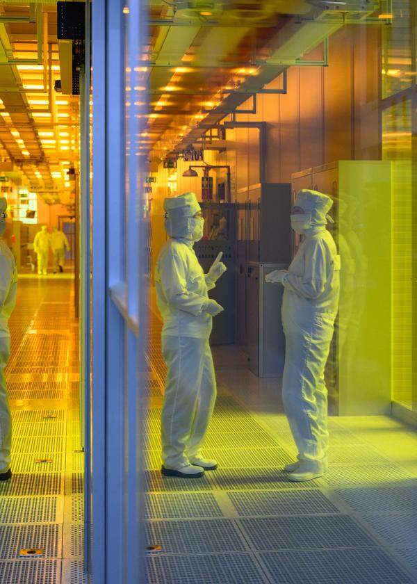 „Leuchtturm in Europa“: Zwei Mitarbeiter im bereits errichteten Werk von Infineon in Dresden. An einem zweiten wird gebaut, es soll 2026 fertig sein.
