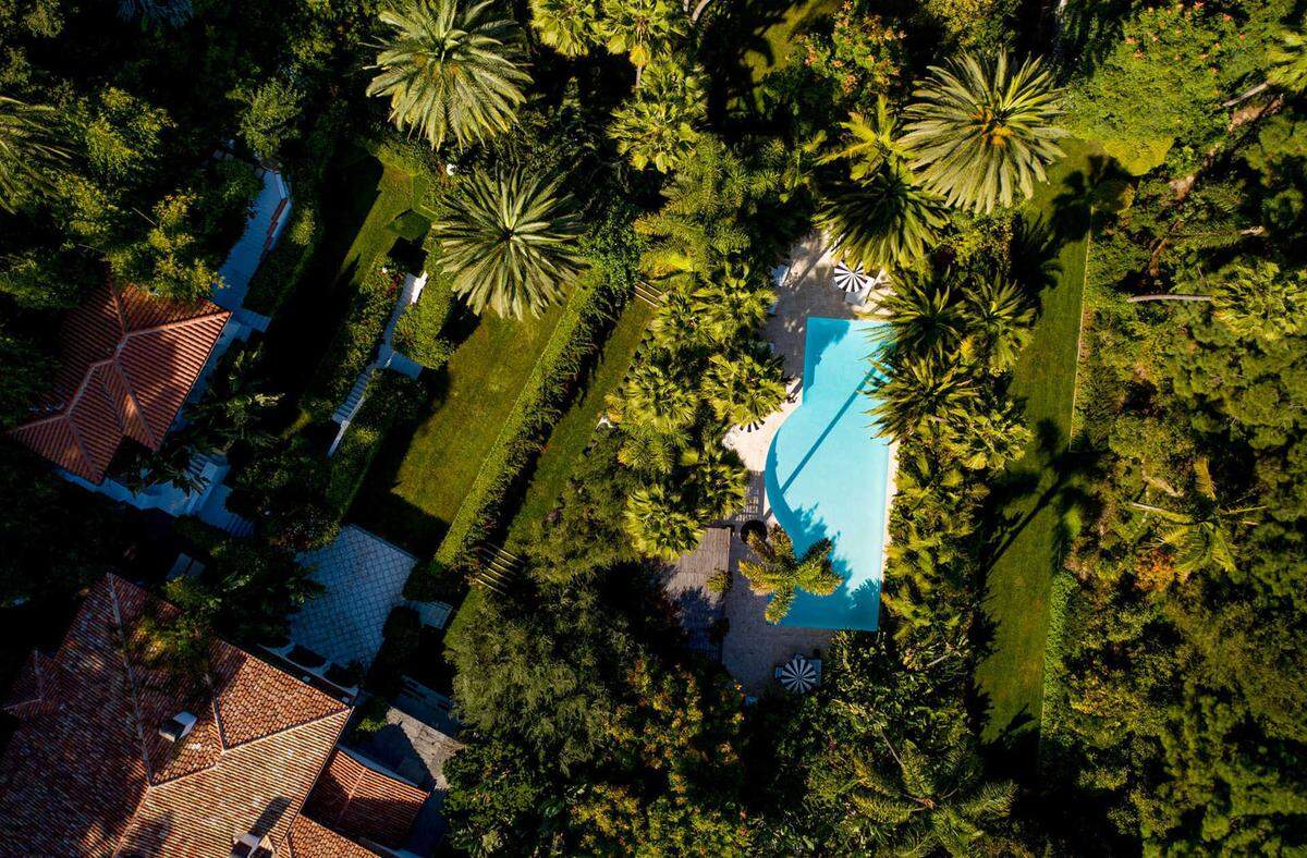 Die Villa diente schon als Kulisse für die Filme Beverly Hills Cop und Entourage und war einst der Wohnort mehrerer Mitglieder von Fleetwood Mac.