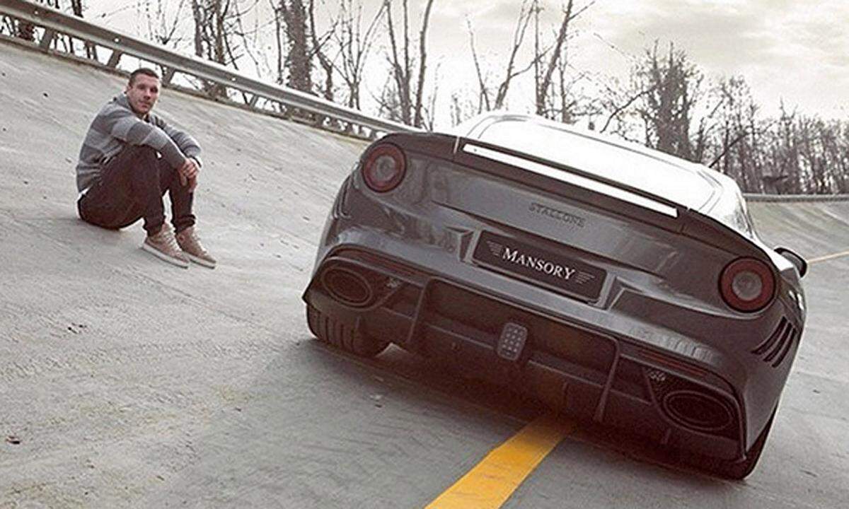 Die Basis für den Stallone ist ein Ferrari F12 Berlinetta, von Mansory aufwendig umgebaut. Dazu gehört ein auffälliges Bodykit und eine Leistungssteigerung von 740 PS auf 775 PS