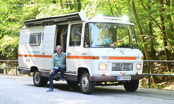 Tom Strobl in seinem „Rüttelbus“, einem 46 Jahre alten Campingwagen.