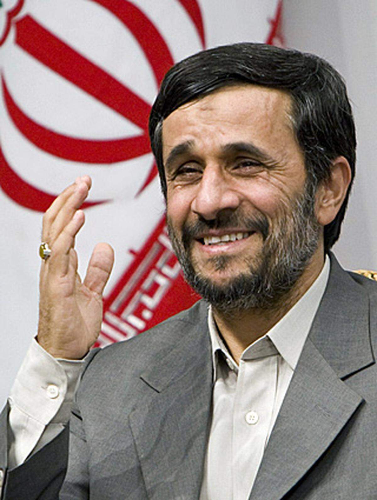 Seit 2005 ist der als ultrakonservativ geltende Mahmoud Ahmadinejad Staatspräsident. Er droht Israel mit Vernichtung und leugnet den Holocaust. Ahmadinejad unterstützt vom Westen als Terroristen eingestufte Gruppen. Hinzu kommt die Sorge um die atomaren Pläne. Für die internationale Atomorganisation (IAEA) ist nicht klar, ob das Atomprogramm militärisch oder zivil ist. Weder die USA noch die EU sehen den Iran derzeit als zuverlässigen Partner.