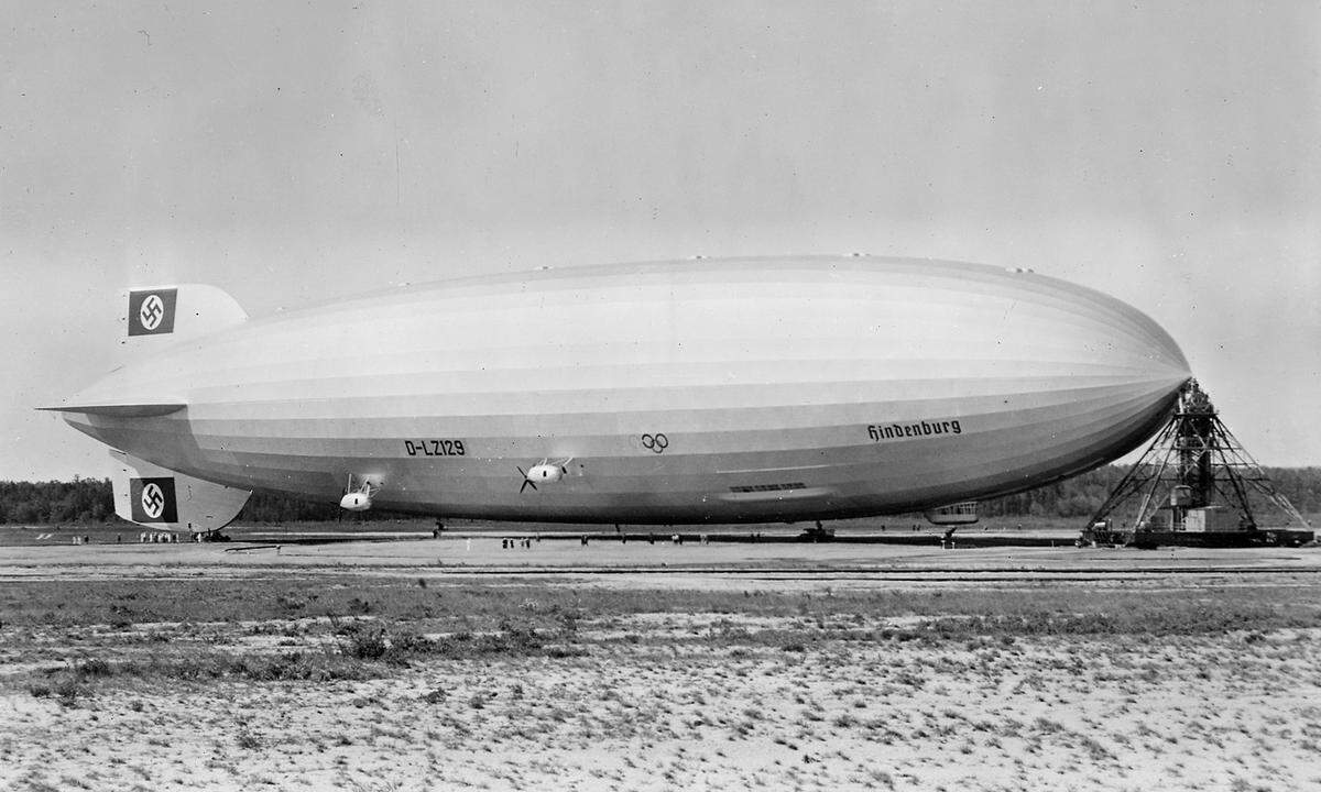 Der Zeppelin LZ 129 "Hindenburg" ist neben seinem Schwesterschiff LZ 130 mit einer Länge von 245 Metern und einem maximalen Durchmesser von 41,2 Metern bis heute eines der beiden größten jemals gebauten Luftfahrzeuge. Vom Volumen her ist der Zeppelin mit der Titanic vergleichbar: 269 Meter Länge, 66,5 Meter Höhe, 28,19 Meter Breite. Die "Hindenburg" ist aber auch ein geeignetes Propagandamittel des nationalsozialistischen Deutschlands.