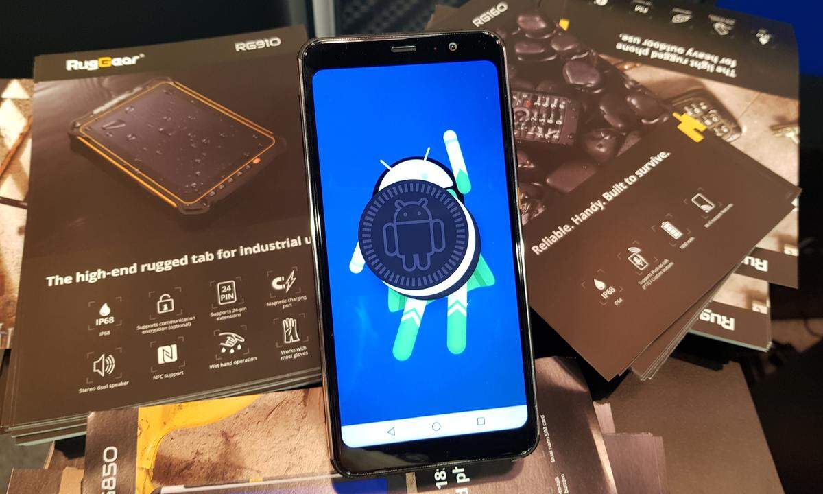 Ebenfalls am umkämpften Outdoor-Handymarkt will sich die Marke Ruggear beweisen. Das Smartphone läuft bereits mit Android 8.1 (Oreo) und bietet ein 18:9 Display - ein Musthave dieses Jahr anscheinend. Wirklich hervorsticht aber die Zertifizierung nach Militärstandard. Damit ist das Gerät gegen alle Arten von Flüssigkeiten - auch Salzwasser - Staub, Ölnebel, Vibrationen, Stöße und auch Stürze aus 1,5 Metern Höhe geschützt. Das Gerät wirkt nahezu unzerstörbar. Mit den filigranen Design-Geräten von Samsung, Sony und Co. hat das aber nur mehr wenig zu tun. Zimperlich musss man aber damit auf keinen Fall sein.