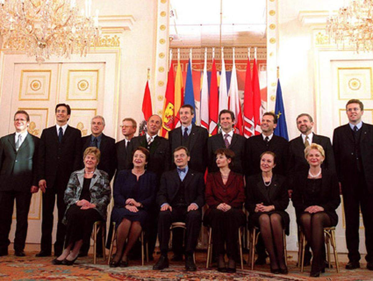 16 Mitglieder umfasste das Kabinett Schüssel I, das am 4. Februar 2000 in der Hofburg angelobt wurde - "Das waren alles Giganten", schwärmte Ex-Kanzler Wolfgang Schüssel erst jüngst über sein Team. In der Regierung ist heute zehn Jahre später freilich keiner mehr vertreten.  Was wurde aus der schwarz-blauen Regierungsmannschaft?