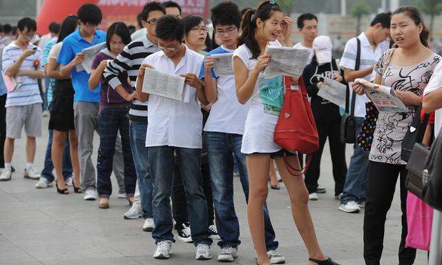 Chinesische Arbeitsuchende bei einer Jobmesse. Die Jugendarbeitslosigkeit steigt rasant an. 