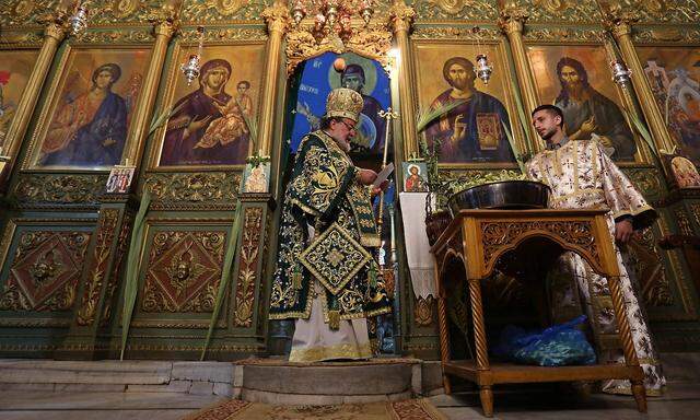 Der griechisch-orthodoxe Erzbischof Alexios betet die Palmsonntagsmesse am katholischen Ostersonntag in Gaza-Stadt.