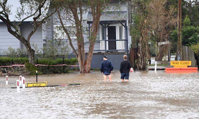 Überschwemmungen an Australiens OstküsteFLOODING NSW, Residents wade through floodwaters in Chittaway Bay on the Central Coast, north of Sydney, Tuesday, July