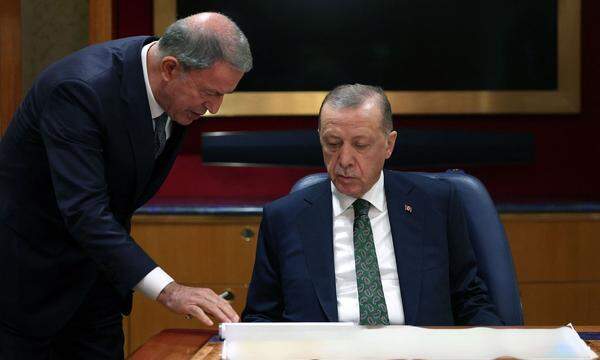 Der türkische Präsident Recep Tayyip Erdoğan und Verteidigungsminister Hulusi Akar 