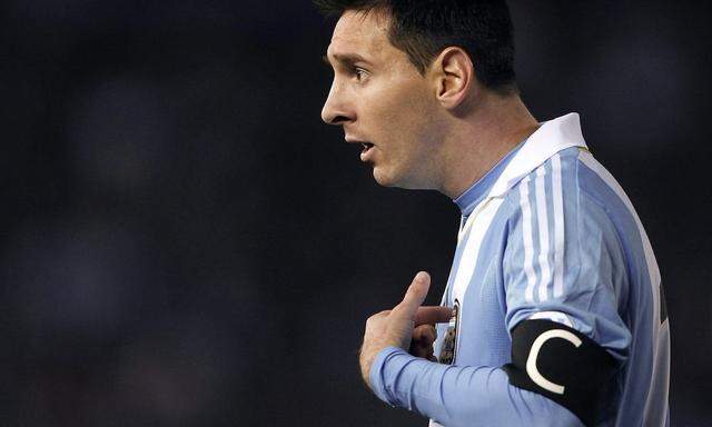 Messi of Argentina argues during a 2014 World Cup qualifying soccer match against Colombia in Buenos Aires