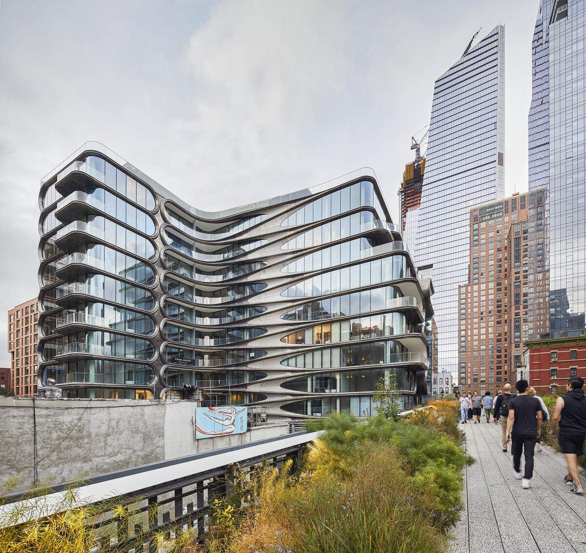 Das elfstöckige Gebäude beherbergt 39 Wohnungen. Der Musiker Sting zählt laut New York Post zu den prominentesten Bewohnern des luxuriösen Wohnhauses an der New Yorker High Line.