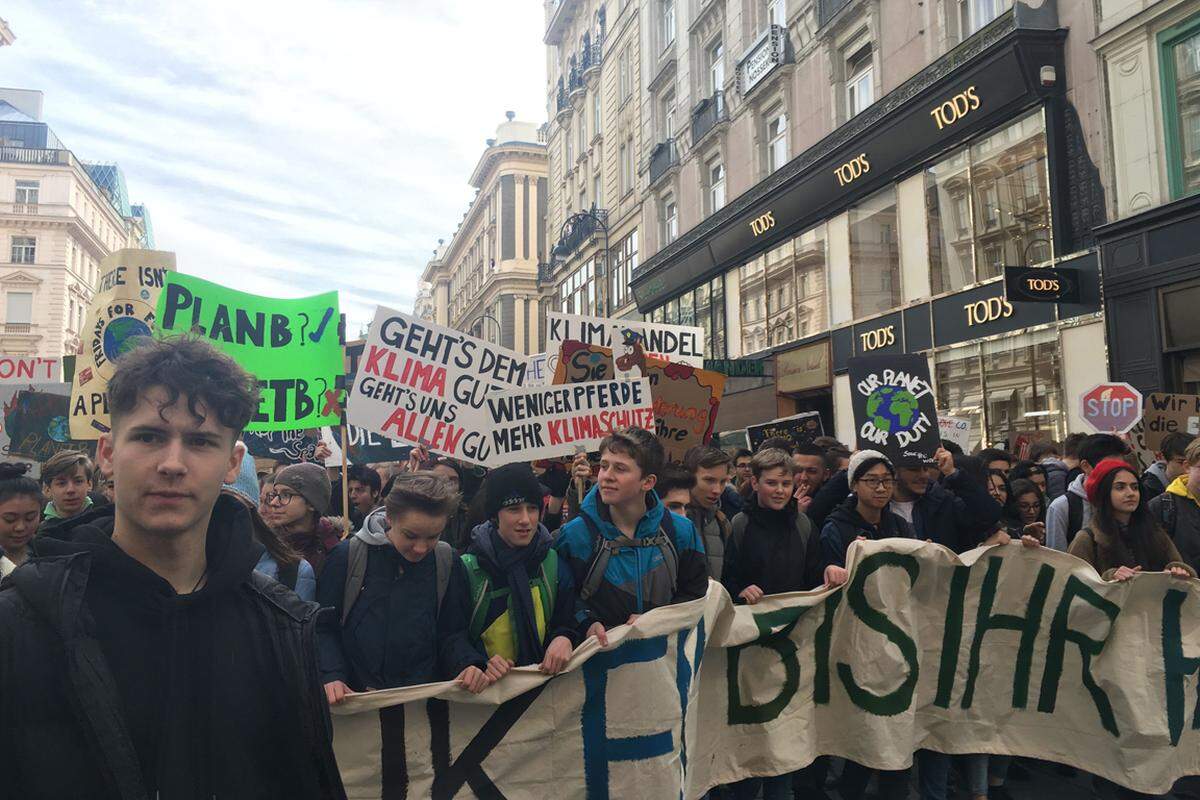 Zahlreiche Schüler waren in Wien von fünf Sammelpunkten zum Heldenplatz marschiert. Laut Polizei verliefen die Proteste friedlich. Einziger Job der Polizisten: absperren.