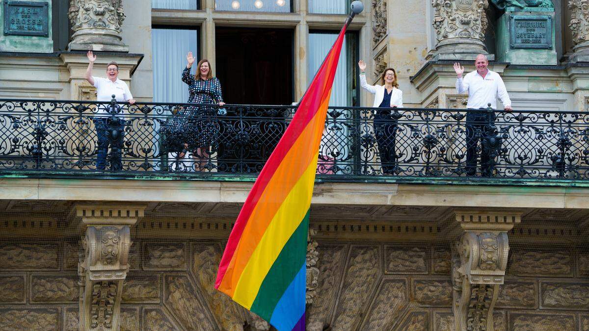 3. Hamburg. Mit Hamburg liegt eine weitere deutsche Stadt auf Platz drei der Wertung, im Bild die Regenbogenfahne am Hamburger Rathaus während der Pride-Woche 2021. Die Pride-Woche geht in diesem Jahr vom 30. Juli bis zum 7. August, mit der Christopher Street Day Demonstration am 6. August.