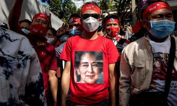 Konterfei von Suu Kyi auf dem T-Shirt eines Protestierenden 