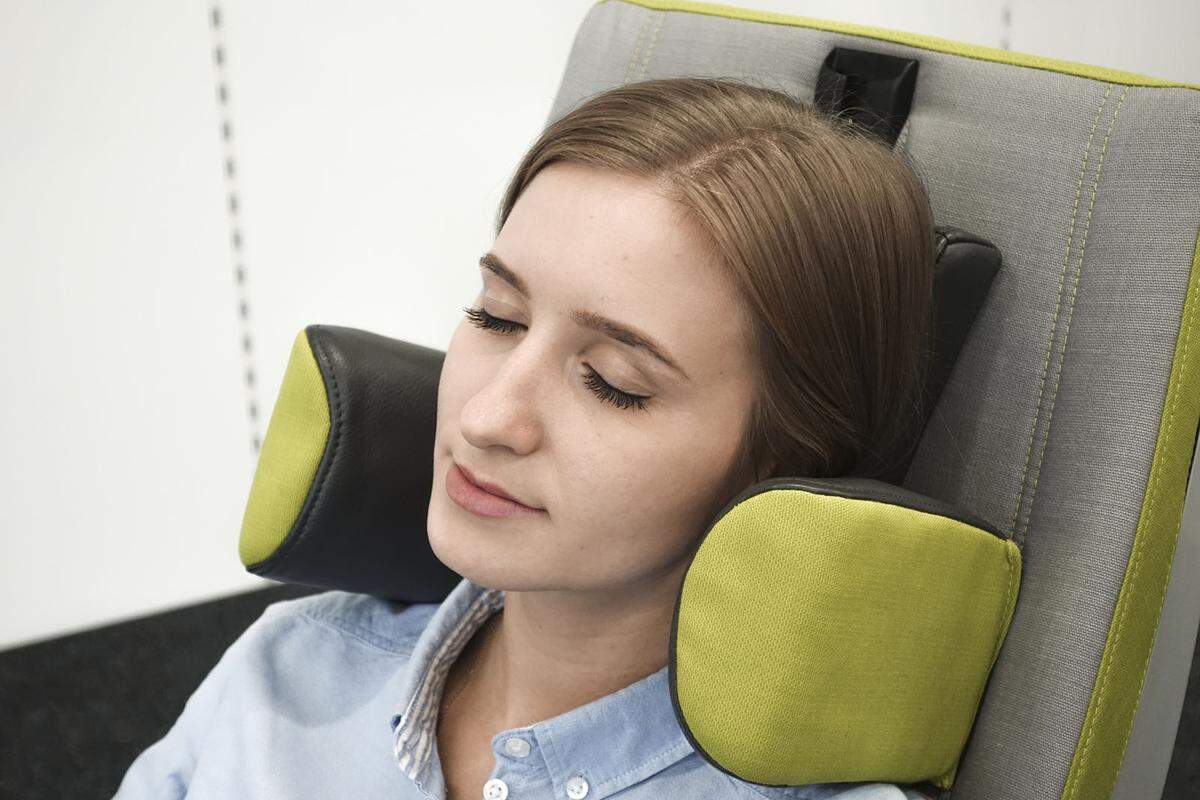 Der Sitzhersteller RECARO will mit Sleeping Comfort den Komfort auf Langstrecken in der Economy Class verbessern. Dazu gehören etwa eine flexibel einstellbare Kopf- und Nackenstütze sowie bewegliche Rücken- und Beinpolsterungen.