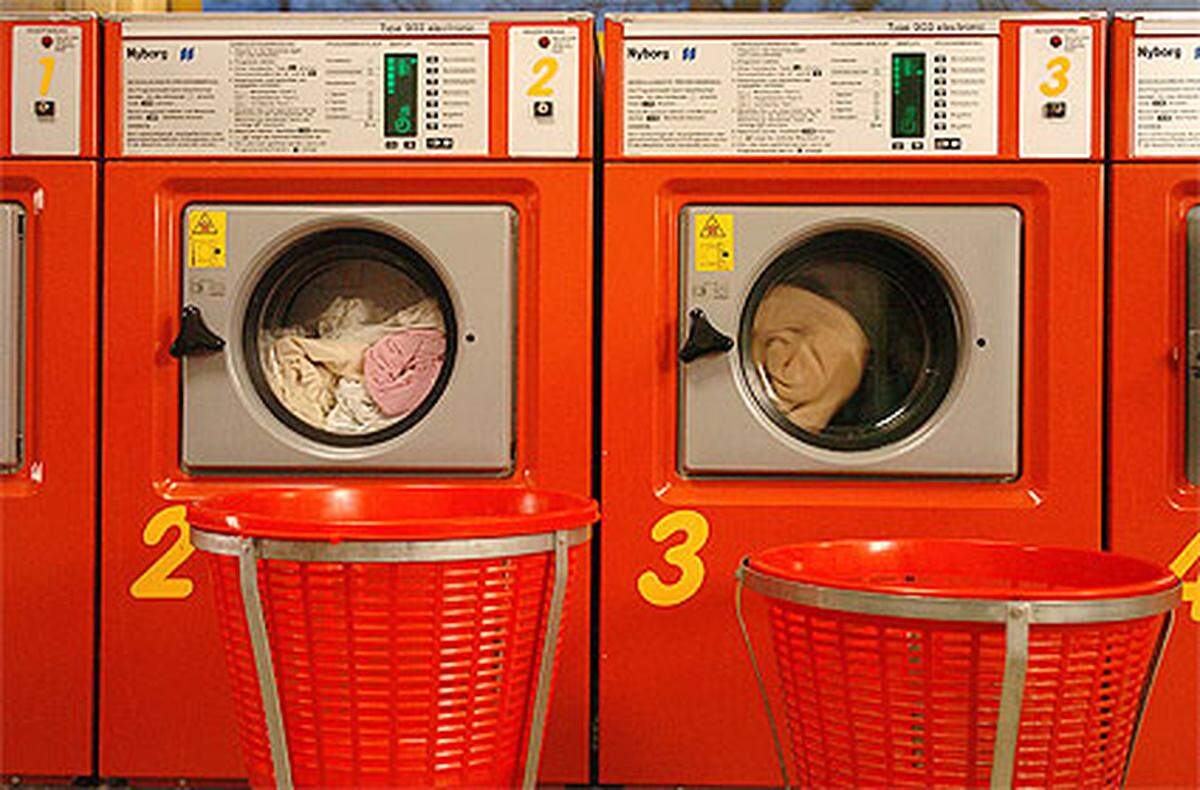 "Vorsicht, hohe Drehzahlen beim Schleudern. Keine Personen in die Waschmaschine geben." Ein durchaus praktischer Hinweis soll Schlüsselerlebnisse in einer Münzwäscherei verhindern.