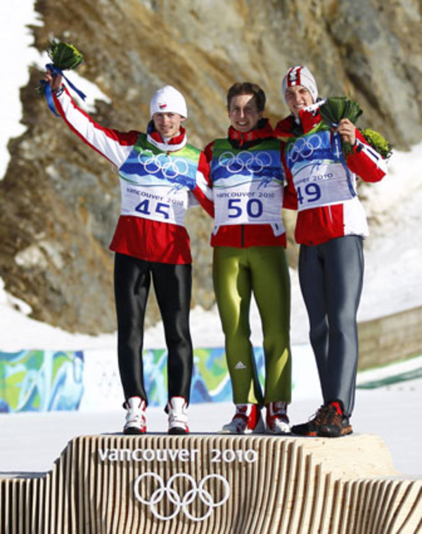 Und auch auf der Großschanze geht er nicht leer aus: Hinter Simon Ammann aus der Schweiz und dem Polen Adam Malysz holt sich Gregor Schlierenzauer erneut Bronze.