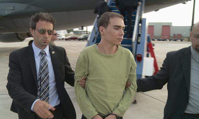 Der mutmaßliche Mörder Luca Rocco Magnotta bei seiner Ankunft in Kanada am 18. Juni 2012.