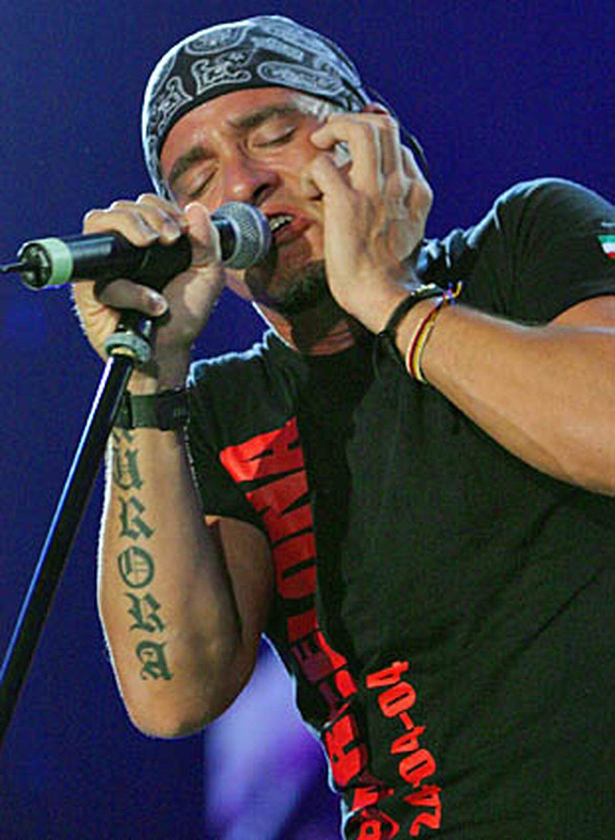 Eros Ramazotti trägt einen Schriftzug auf seinem rechten, äußeren Unterarm: "Aurora", so heißt seine Tochter.