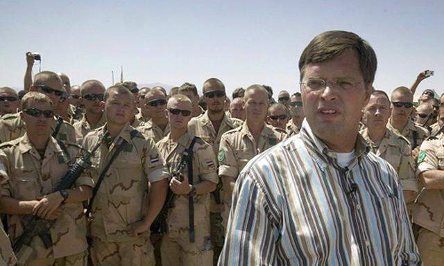 Der christdemokratische Premier Balkenende vor Soldaten in Afghanistan