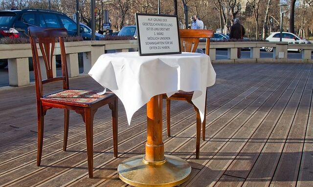 Das Schild im Wortlaut: „Auf Grund der gesetzlichen Regelung ist es uns erst mit 1. März möglich unseren Schanigarten für sie offen zu haben.“