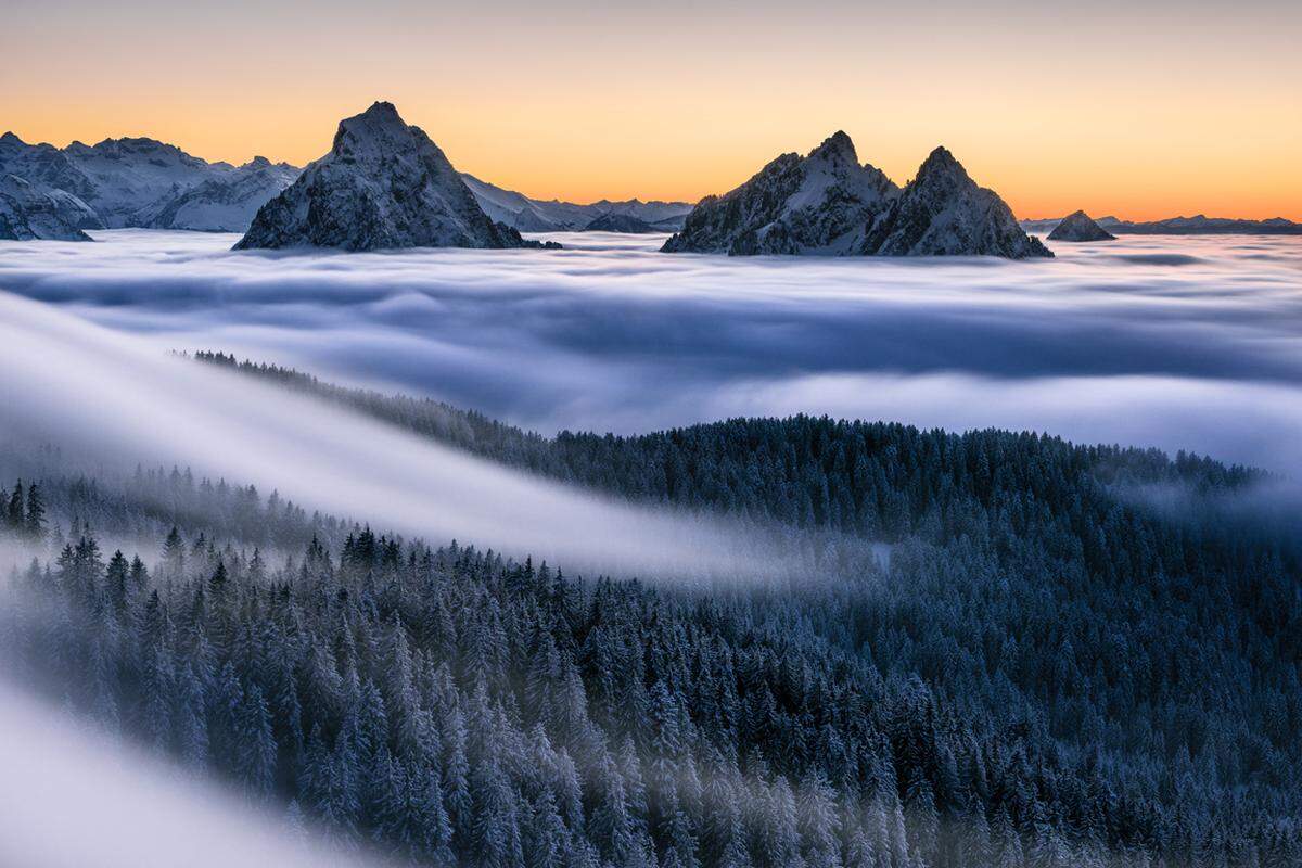 Den dritten Platz erhielt der Schweizer Tobias Ryser mit seinem Foto "Die Nebelwelle", aufgenommen in Mythen in der Schweiz. Eine Foto-Idee, die Ryser schon lange hatte umsetzen wollen. Eines Tages war der Nebel perfekt.