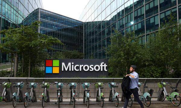Die gemeinsame Vermarktung mit Office gebe Microsoft einen Vorteil im Vertrieb, begründete die Kommission ihre Kritik. Dazu kämen Probleme im Zusammenspiel mit Microsoft-Programmen, wenn Kunden konkurrierende Messaging-Systeme verwendeten. 