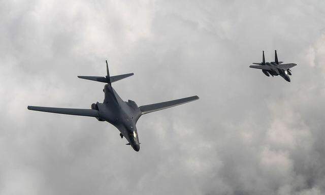 Ein vom südkoreanischen Verteidigungsministerium veröffentlichtes Bild zeigt ein amerikanisches und ein südkoreanisches Miltärflugzeug.