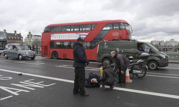 Der Angriff spielte sich am Parlamentsgebäude und auf der Westminster Bridge ab, die über die Themse zum Sitz des britischen Unterhauses führt. Ein Auto war in die Passanten gefahren. Fünf Menschen, darunter ein Polizist, erlagen ihren Verletzungen. 20 weitere wurden schwer verletzt ins Krankenhaus gebracht.