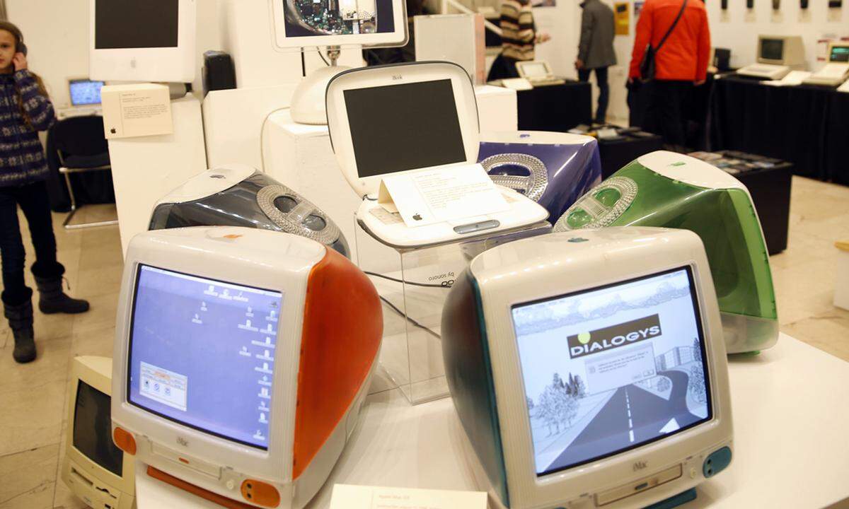 Der iMac G3 war Apples Neuerfindung des Macintosh. Das Gerät fiel vor allem durch seine halbtransparente Rückseite auf und mit dem iMac G3 gelang Apple die Rückkehr an die Spitze und das trotz des stolzen Preises von 7500 Dollar. Im Preis enthalten war ein Concierge-Service. Zudem war das Gerät schon komplett auf das Internet ausgerichtet.
