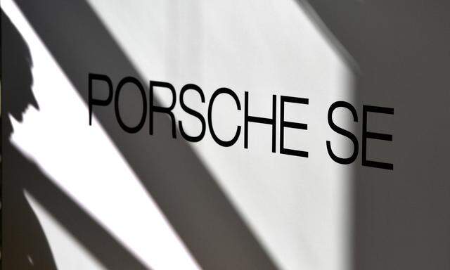 Die VW-Dachgesellschaft bestätigte trotz des Einbruchs ihre Jahresziele. 