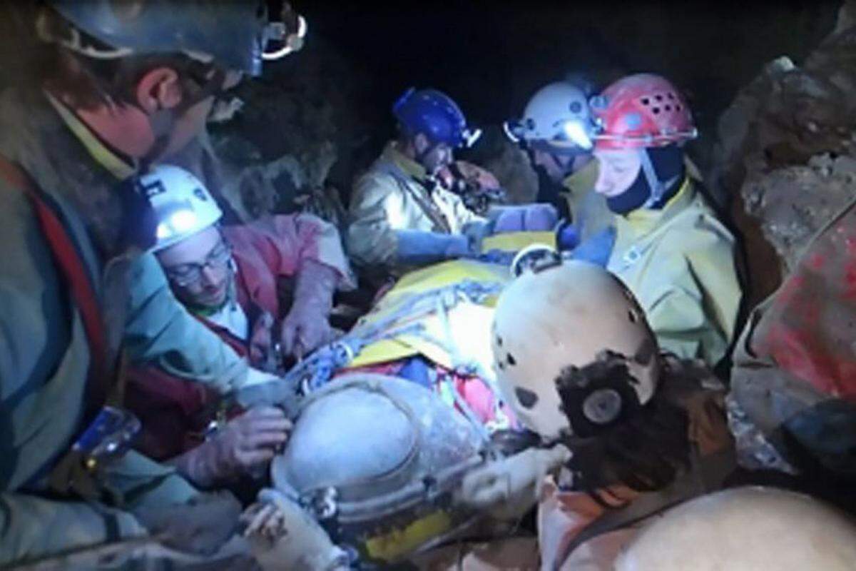 Höhlenrettungsexperten aus Deutschland, Österreich, der Schweiz und Italien wurden zusammengezogen, um den Verletzten in einer logistisch extrem aufwendigen Rettungsaktion aus der tiefsten und längsten Höhle Deutschlands zu befreien.