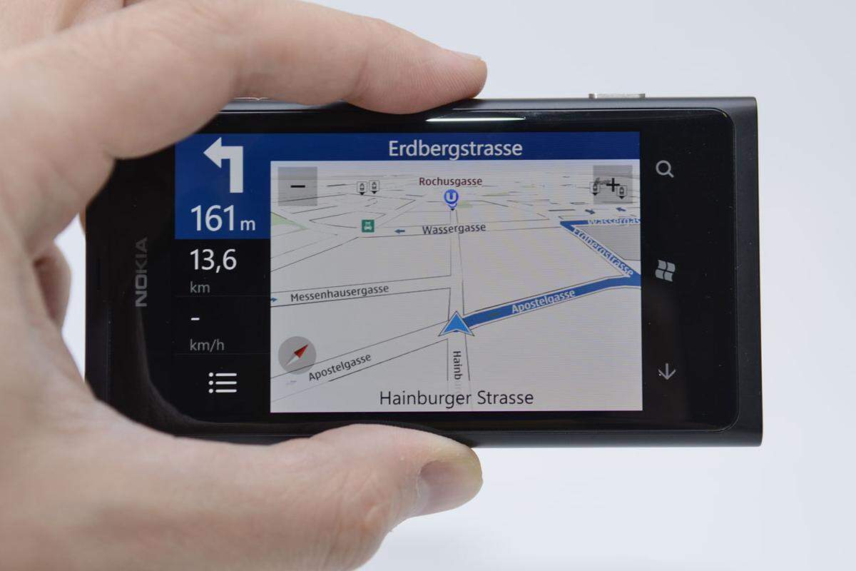 Eines der mutmaßlichen "Killerfeatures" ist aber die Navi-App. Nokia bietet schon seit einiger Zeit auf seinen Handys kostenlose Auto- und Fußgängernavigation an. Entsprechend gut funktioniert die Anwendung auch. Weltweites Kartenmaterial und unterschiedliche Stimmen in verschiedenen Sprachen stehen zum Download zur Verfügung.