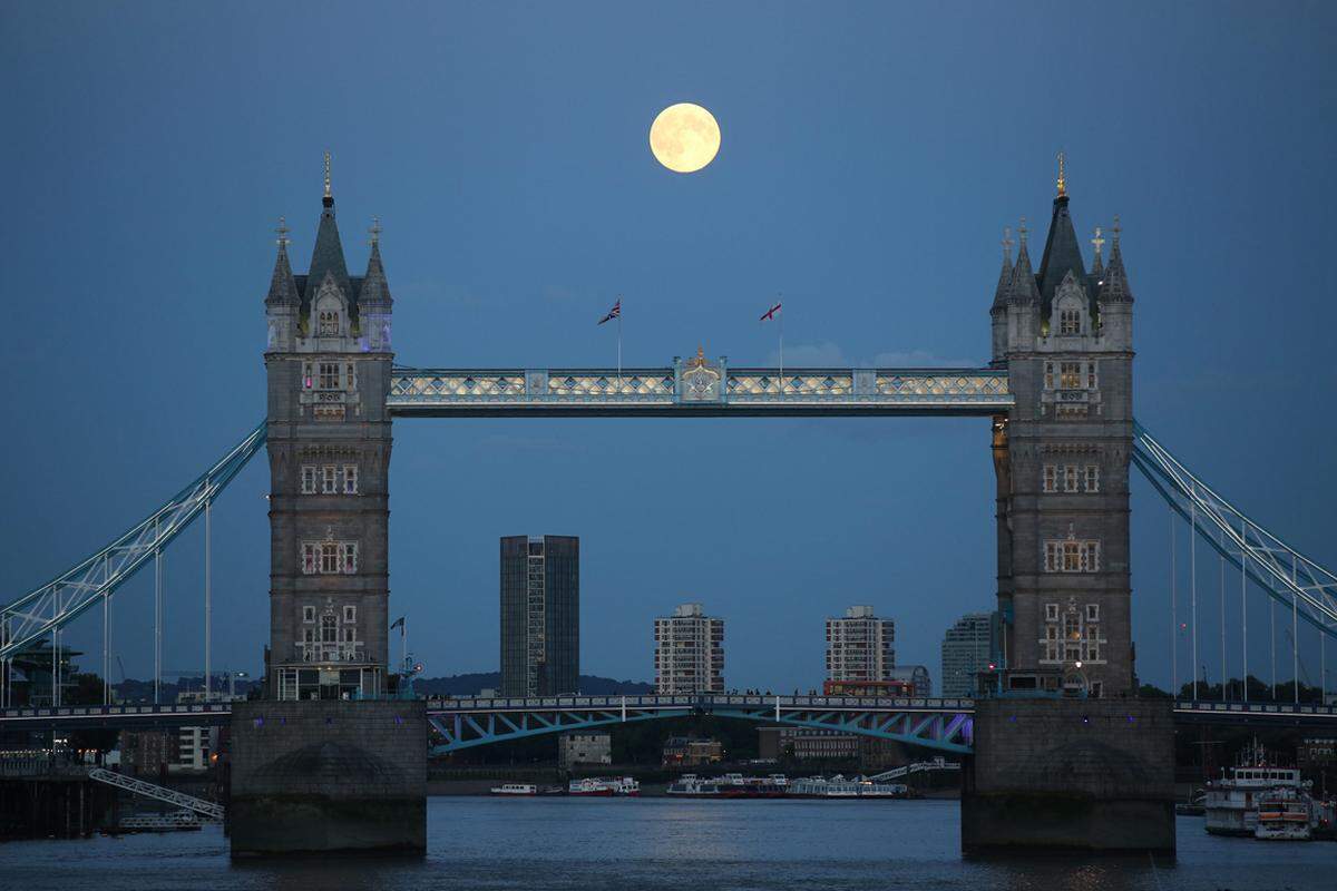 Die Tower Bridge in London im Licht des Supermonds.
