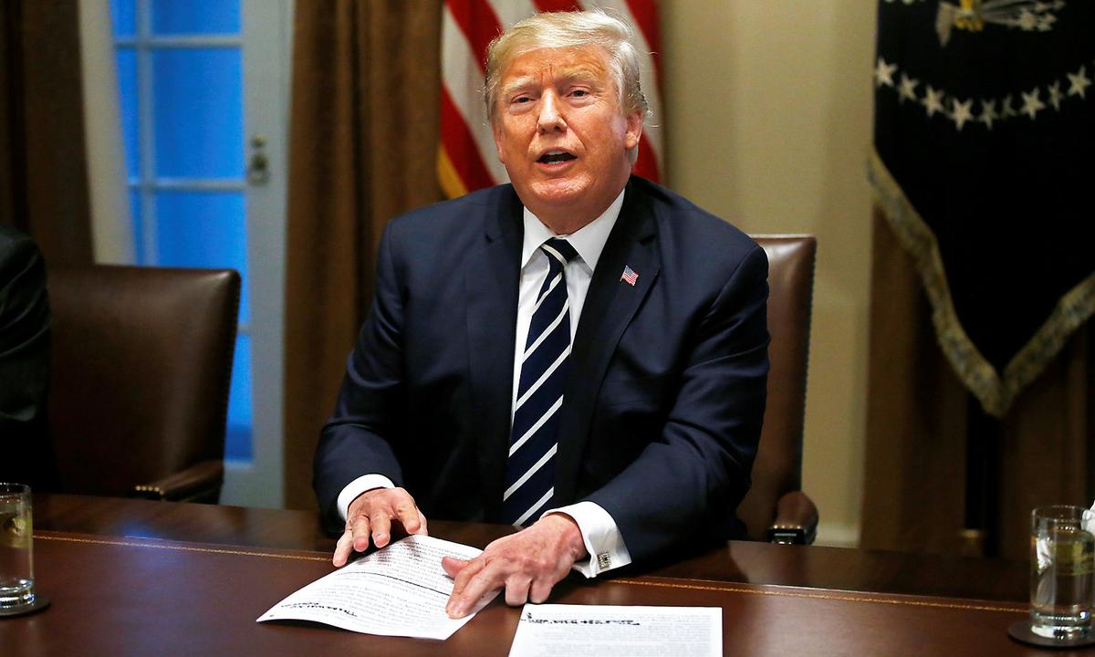 Der US-Präsident brachte Unterlagen mit zu dem Pressetermin.