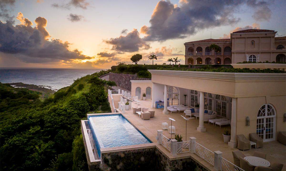 "The Terraces" liegt auf einem der beiden Gipfel von Mustique, bietet also einen weitläufigen Blick über die Karibikküste. 